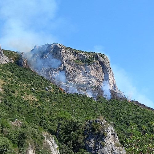 Maiori, incendio d'autunno in località Capo d'Orso: elicottero in azione/FOTO