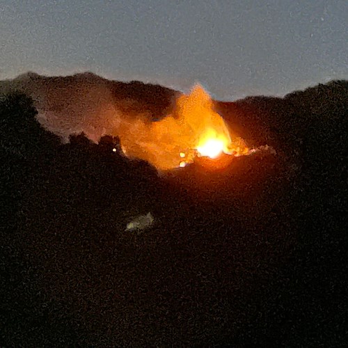 Maiori, incendio sulle colline che sovrastano Salicerchie /FOTO e VIDEO