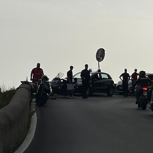 Maiori, incidente a Capodorso. Motociclista a terra /FOTO