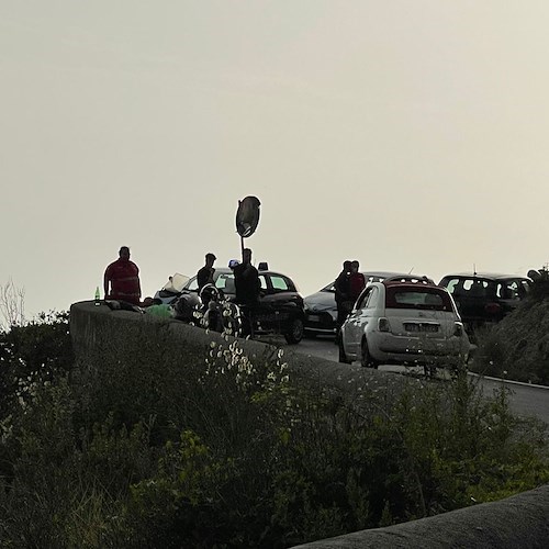 Maiori, incidente a Capodorso. Motociclista a terra /FOTO