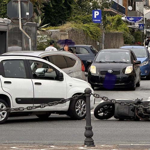 Maiori, incidente sulla Statale tra un’auto e uno scooter: giovane al pronto soccorso