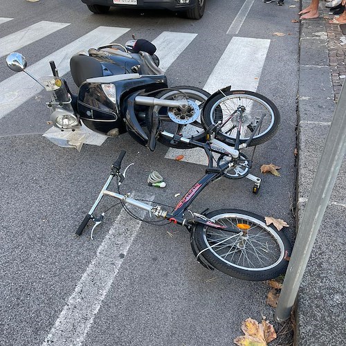 Maiori, investito da uno scooter mentre attraversa in bici sulle strisce pedonali. Donna in ospedale /foto