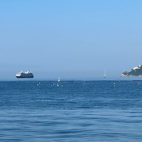 Maiori, la nave sembra "volare" sul mare: è l'effetto "Fata Morgana"