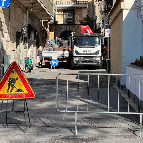 Maiori, lavori in corso per la posa di cavi BT: divieto di transito in Via Barche a Vela<br />&copy; Massimiliano D'Uva
