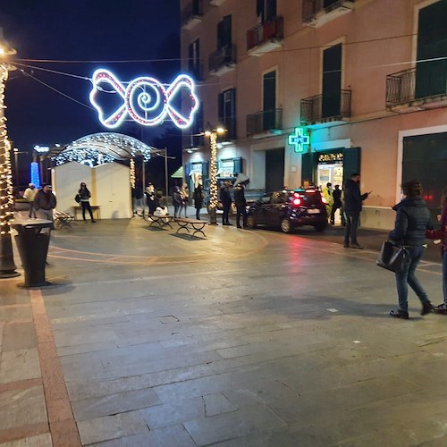 Maiori, manca bollettino aggiornato da giorni. È corsa ai tamponi in farmacia: montati due gazebo
