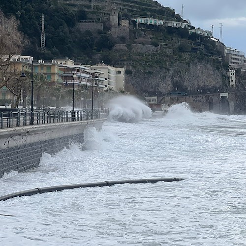 Maiori, mareggiata danneggia pavimentazione argini e stacca condotta fognaria