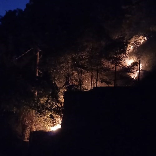 Maiori, nella notte nuovo principio di incendio. Domato dai Vigili del Fuoco [FOTO]