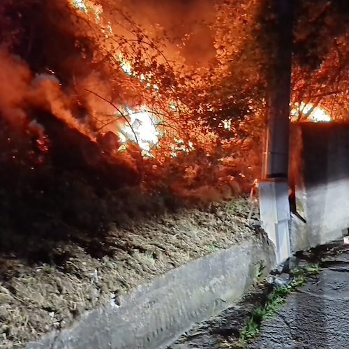 Maiori, nella notte nuovo principio di incendio. Domato dai Vigili del Fuoco [FOTO]