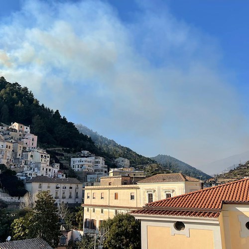 Maiori: nemmeno il canadair riesce a estinguere l'incendio. Mentre la vegetazione brucia, il fumo avvolge la città