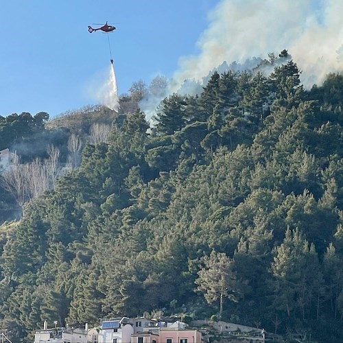 Maiori: nemmeno il canadair riesce a estinguere l'incendio. Mentre la vegetazione brucia, il fumo avvolge la città