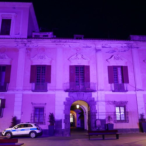 Maiori. Palazzo Mezzacapo si illumina di rosa in occasione della festa della donna /Foto