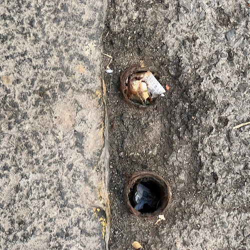 Maiori, paletti recisi in Via degli Orti: ricettacolo di sporcizia e possibile pericolo per i bordi taglienti