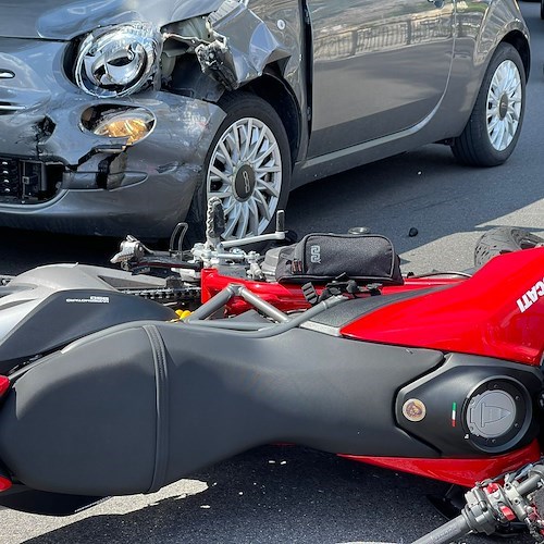 Maiori, passa col rosso e impatta contro moto. Incidente alla Torricella [FOTO]