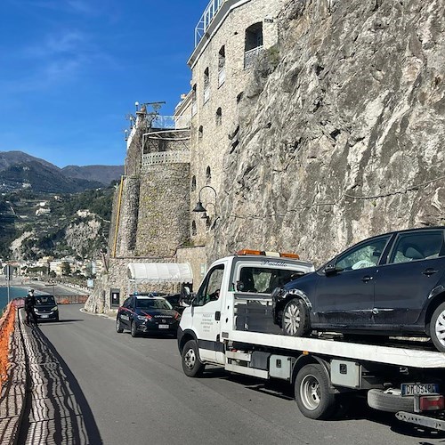 Maiori: perde il controllo dell'auto e si ribalta lungo la S.S. 163