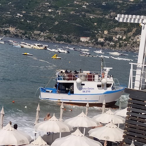 Maiori, piccola imbarcazione perde il controllo e si arena a riva /FOTO e VIDEO