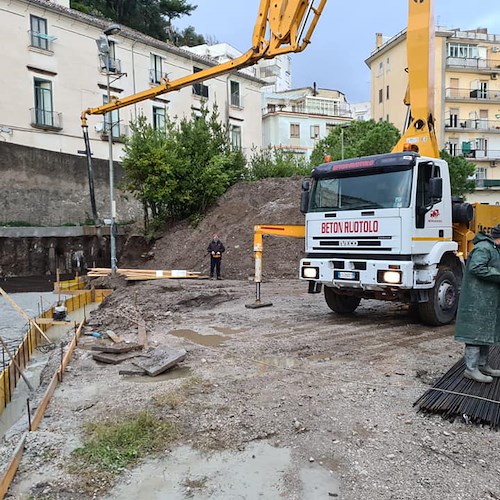 Maiori, prima gettata di cemento per l'Asilo Nido “L'Albero Bambino”. Capone: «Opera strategica»
