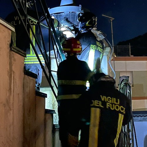 Maiori, principio di incendio a canna fumaria di un ristorante