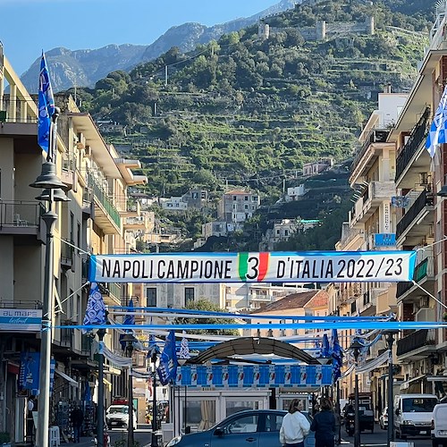 Maiori pronta a festeggiare lo scudetto del Napoli: Corso Reginna si tinge d'azzurro