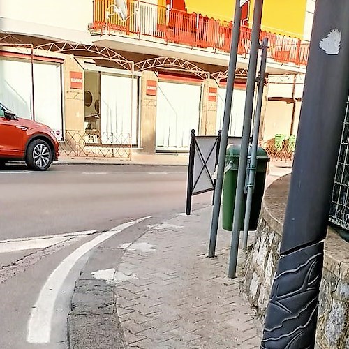 Maiori, recinzioni pubblicitarie ostacolavano passeggini a San Domenico: spostate più avanti