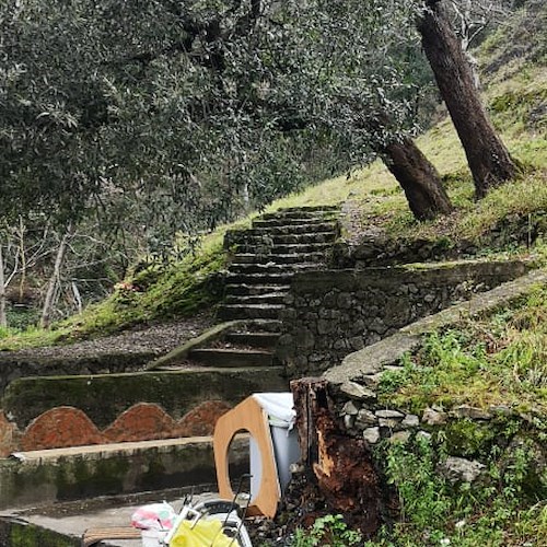 Maiori, rifiuti abbandonati e inciviltà in località Demanio