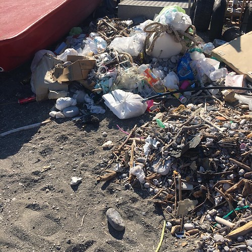 Maiori, rifiuti ammassati da giorni in spiaggia sotto gli occhi di bagnanti e visitatori
