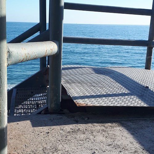 Maiori, scala di accesso alla spiaggia libera non fissata in sicurezza: la segnalazione di un lettore