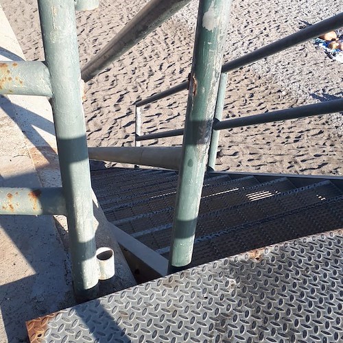 Maiori, scala di accesso alla spiaggia libera non fissata in sicurezza: la segnalazione di un lettore