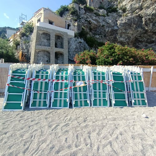 Maiori, sequestro di sdraio ed ombrelloni sulla spiaggia di Erchie: denunciato proprietario di un lido 