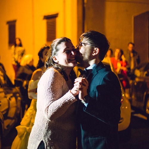 Maiori, serenata spettacolo per Alice: Gaetano stupisce la sposa con la romantica fiaba de "La Bella e la Bestia" /VIDEO