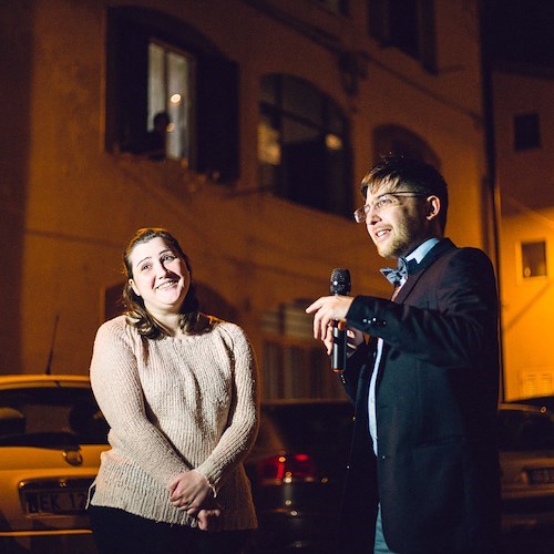 Maiori, serenata spettacolo per Alice: Gaetano stupisce la sposa con la romantica fiaba de "La Bella e la Bestia" /VIDEO