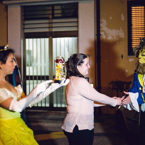 Maiori, serenata spettacolo per Alice: Gaetano stupisce la sposa con la romantica fiaba de "La Bella e la Bestia" /VIDEO