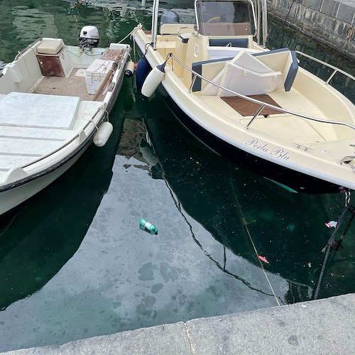 Maiori, si indaga per sversamento idrocarburi nello specchio d'acqua del Porto Turistico /FOTO e VIDEO