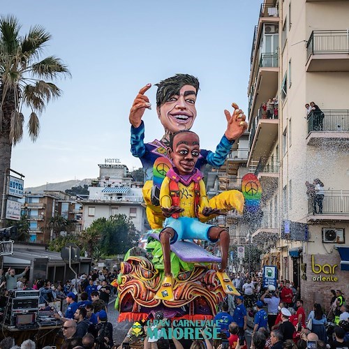 Maiori si prepara al Gran Carnevale 2023: presentati i bozzetti dei cinque carri allegorici / FOTO 