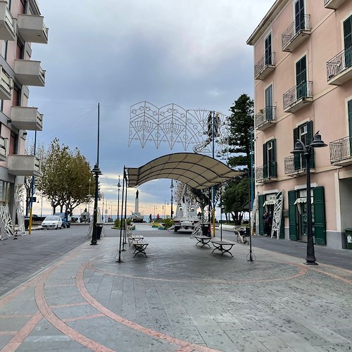 Maiori si prepara alla Festa del Patrocinio di Santa Maria a Mare, in corso installazione luminarie