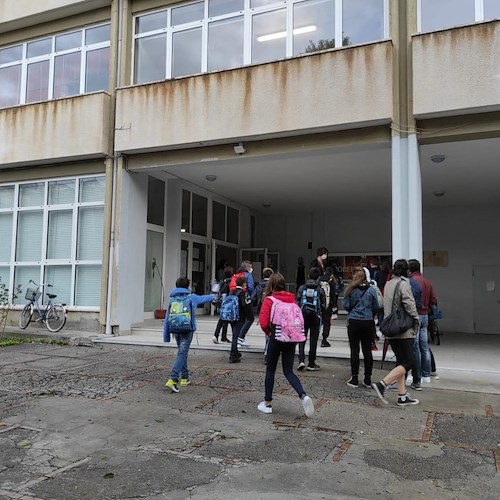 Maiori, sindaco Capone accoglie studenti nelle scuole: «State sereni, abbiamo riaperto in sicurezza!»