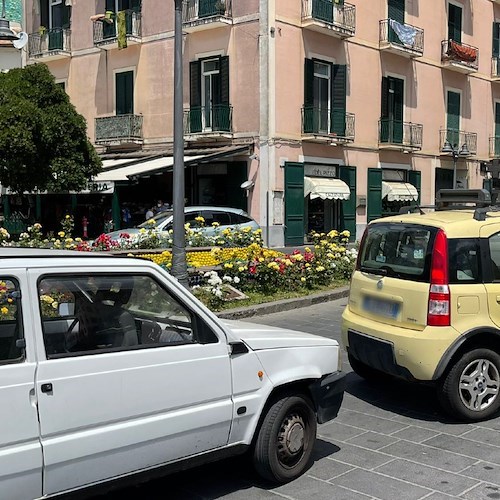 Maiori, tamponamento tra tre auto all'imbocco di Corso Reginna. Nessun ferito / FOTO 