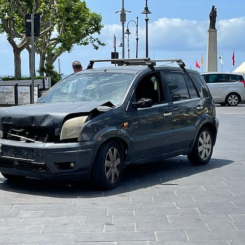 Maiori, tamponamento tra tre auto all'imbocco di Corso Reginna. Nessun ferito / FOTO 