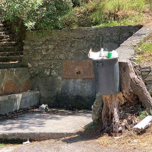 Maiori, un bidone stracolmo di rifiuti davanti all'oasi naturalistica del Demanio /FOTO
