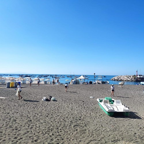 Maiori, volontari internazionali di "Acarbio Costiera Amalfitana" ripuliscono la spiaggia libera 