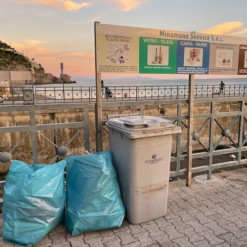 Maiori, volontari ripuliscono la spiaggia del Cavallo Morto dai rifiuti