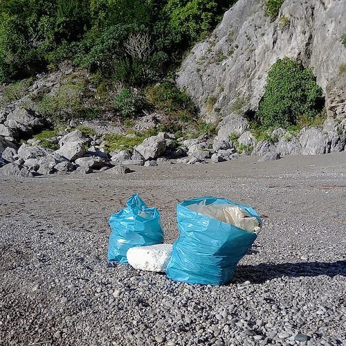 Maiori, volontari ripuliscono la spiaggia del Cavallo Morto dai rifiuti
