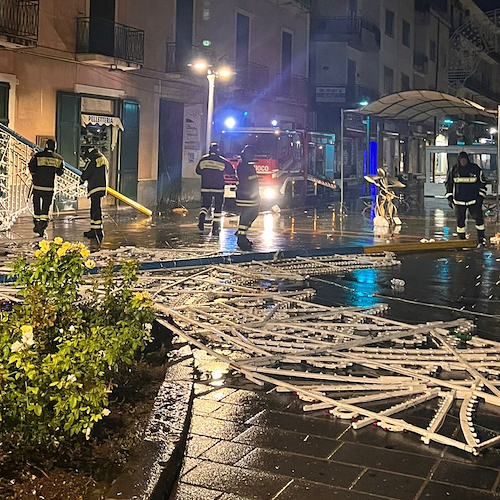 Maltempo a Maiori, nella notte crollano le luminarie di Corso Reginna: sul posto i vigili del fuoco