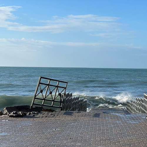 Maltempo in Costa d'Amalfi: a Maiori onde danneggiano il pontile [FOTO] 