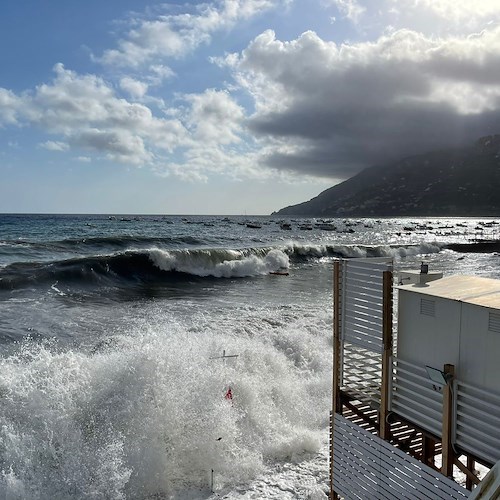 Mare improvvisamente in tempesta: paura tra i bagnanti a Maiori e Minori /Foto /Video /diretta