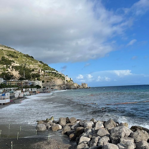 Mare improvvisamente in tempesta: paura tra i bagnanti a Maiori e Minori /Foto /Video /diretta