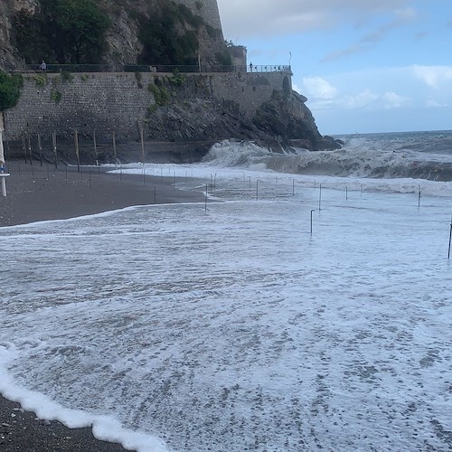 Mare improvvisamente in tempesta: paura tra i bagnanti a Maiori e Minori /Foto /Video /diretta