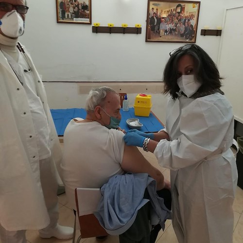 Mario Civale è stato il primo maiorese vaccinato oggi. Capone: «Inaugurato il punto vaccinale presso il Centro Sociale Anziani "Mezzacapo"» /Foto