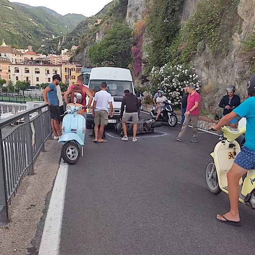 Minori, scooter scivola e impatta contro furgone: un ferito 