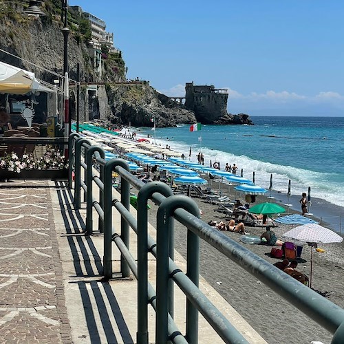 Multati venditori abusivi sulla spiaggia di Maiori, "Idea Comune": «L'eccessiva severità ci crea disagio»