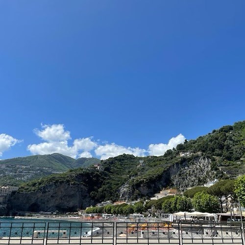 Multati venditori abusivi sulla spiaggia di Maiori, "Idea Comune": «L'eccessiva severità ci crea disagio»